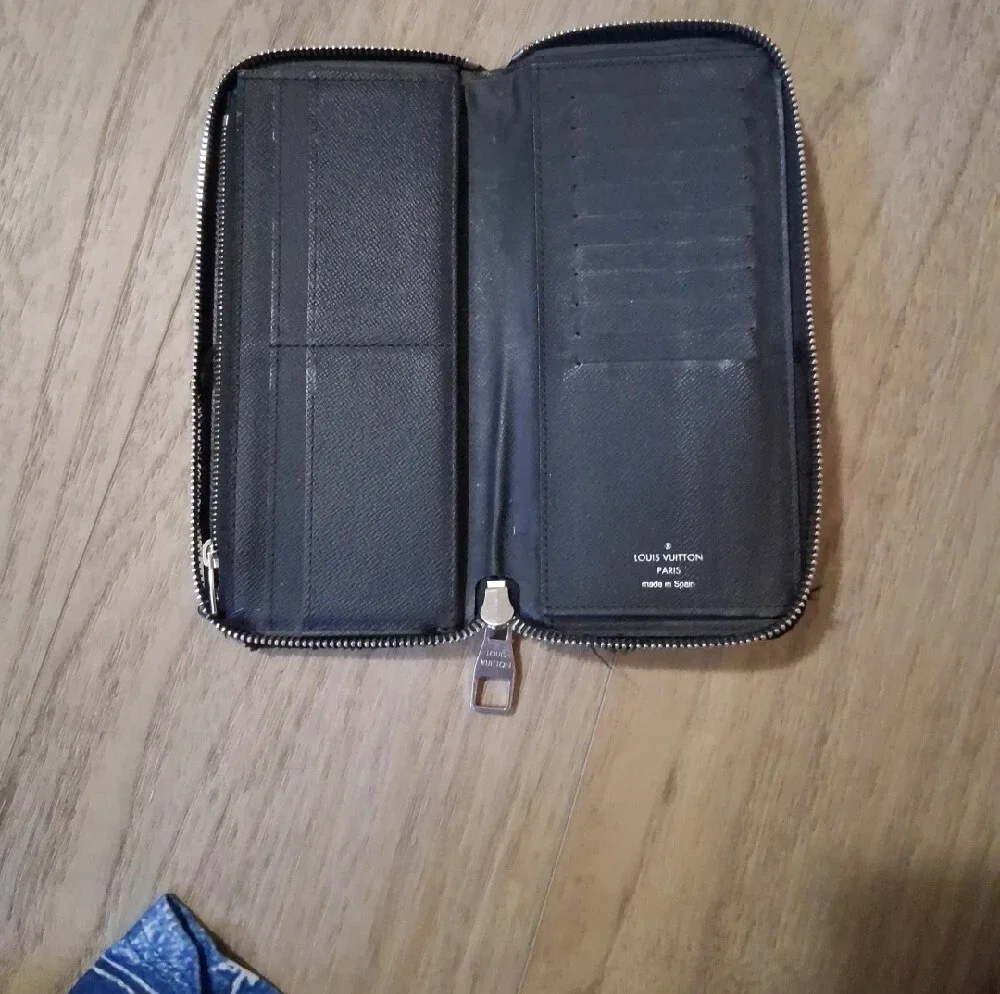 Louis Vuitton Luxury Men's Check Pattern Zip Wallet - Black